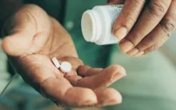 Chẩn đoán và dùng thuốc trong điều trị viêm loét đại trực tràng chảy máu