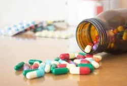 Tác dụng phụ của thuốc gây nguy cơ té ngã tiềm ẩn ở người cao tuổi