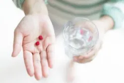 Không nên uống sữa, canxi và thuốc kháng axit cùng lúc với thuốc bổ sung sắt