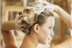 Tóc rụng nhiều khi gội đầu, vì sao?