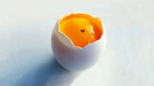 Trứng có dính đốm đỏ có ăn được không?