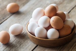 Trứng gà vỏ nâu và trứng gà vỏ trắng có gì khác nhau?