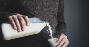 Uống sữa có làm tăng nguy cơ ung thư tuyến tiền liệt?