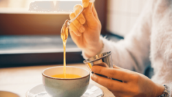 Trước khi đi ngủ, uống đồ ấm giúp ngủ ngon hơn