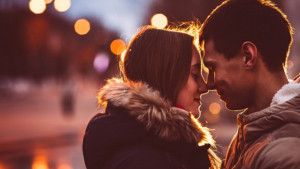 HIV có lây truyền khi hôn không?
