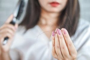 Rụng tóc khi mãn kinh: Nguyên nhân và cách khắc phục