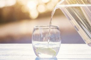Tại sao uống nhiều nước lại giúp giảm cân?
