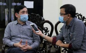 Bác sĩ Đỗ Ngọc Sơn trả lời phỏng vấn báo chí
