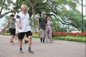 Người cao tuổi nên đi bộ nhanh bao nhiêu thì đủ?
