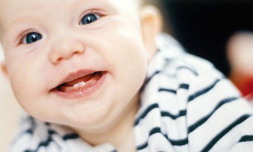 Giúp bé giảm đau khi mọc răng sữa - Nha khoa Đăng Lưu