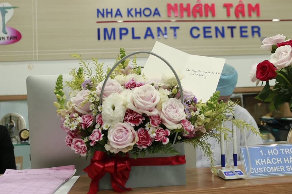 Ngày cuối tuần ngập tràn niềm vui với món quà tinh thần vô cùng ý nghĩa từ chú Hồng Huệ, khách hàng trồng răng implant tại Nha khoa Nhân Tâm.