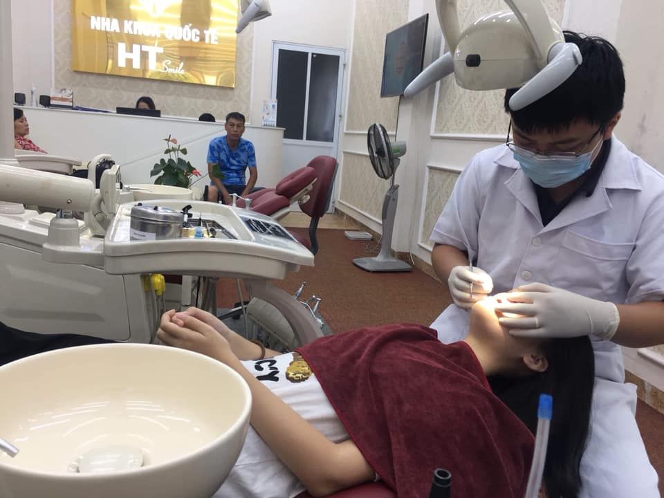 Bác sĩ HT Smile vừa tiến hành xong nong hàm trước khi niềng răng cho bạn L, 19 tuổi đến từ Láng Hạ.