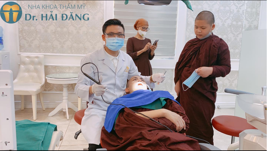 Sư Thầy : Thanh Minh cùng các chú tiểu đến thăm khám và điều trị răng tại Nha Khoa.