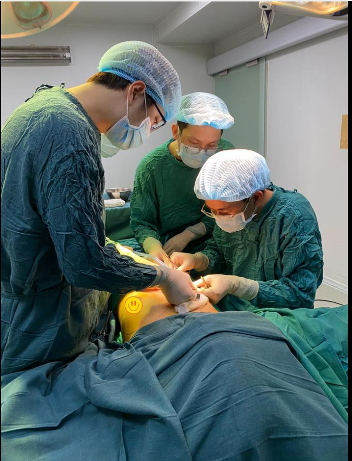 Ngày nghỉ khách hàng tranh thủ đi làm đẹp còn các bác sĩ vẫn miệt mài làm việc phục vụ chị em đây ạ
