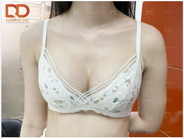 Size ngực "nhỏ mà có võ", thực ra là rất hài hòa và vừa vặn với body của nàng khách có dáng bé xinh.
