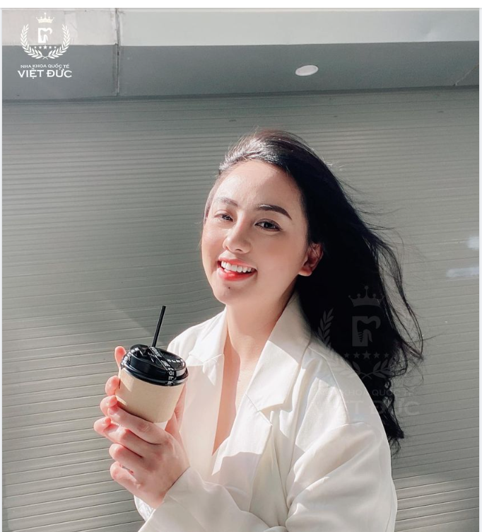 NỤ CƯỜI RẠNG RỠ LÀM BỪNG SÁNG KHÔNG GIAN