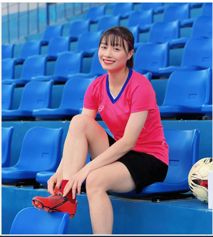 Cầu thủ Hoàng Thị Loan - Bông hoa xinh đẹp của đội tuyển bóng đá nữ Quốc gia Việt Nam.