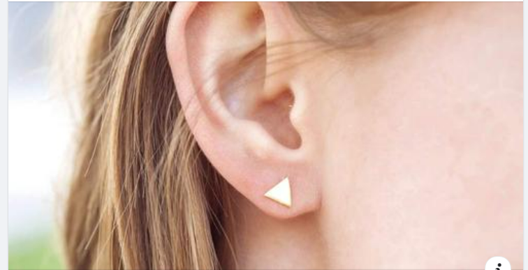 Sẹo lồi dái tai, vành tai có thể hình thành sau khi xỏ lổ đeo khuyên tai, bị chấn thương, mụn nhọt hoặc sau phẫu thuật.