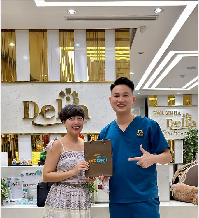 "Nụ cười 12h" - Nụ cười răng sứ xinh đẹp, rạng rỡ của khách hàng được hoàn thiện vào 12h đêm tại Delia.