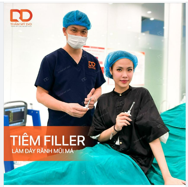 Bác sĩ Điền và khách hàng đang cảm thấy vui vẻ khi vừa thực hiện xong Filler trẻ hoá gương mặt.