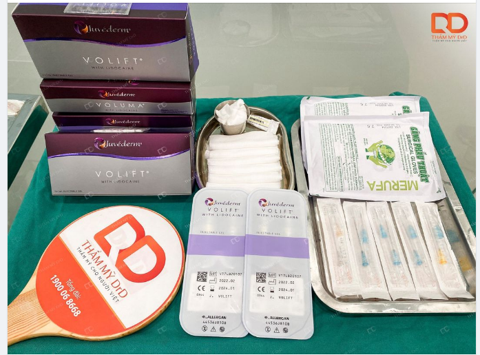 Bàn tiêm Filler đã được chuẩn bị sẵn sàng để Bác sĩ thực hiện tiêm Filler tạo hình và trẻ hoá gương mặt cho khách hàng.