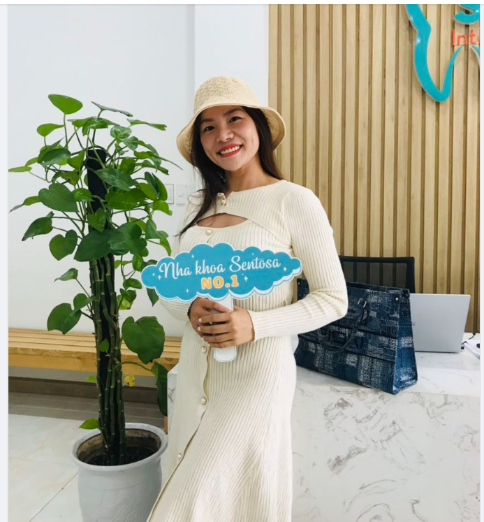 Chị Phương Ly - Khách hàng sớm nay của SENTOSA, đã đến bọc lại răng sứ để cười xinh hơn 