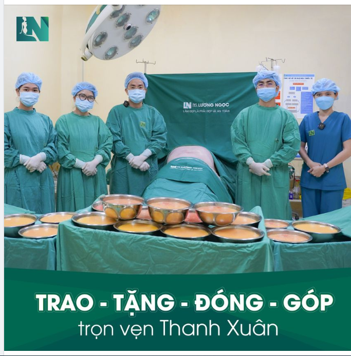 Khoảnh khắc hoàn thành một trong những ca  hút mỡ tạo dáng thẩm mỹ cuối cùng của năm 2022, cả Ekip Bác sĩ Lương Ngọc vỡ oà trong hạnh phúc.