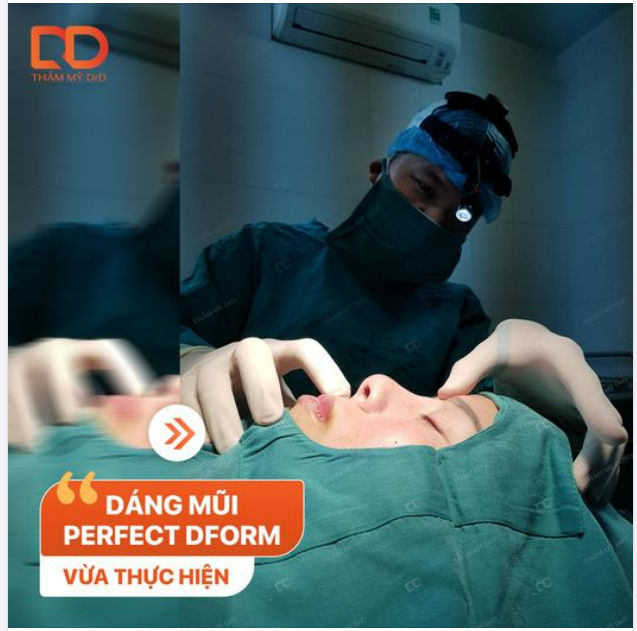 "Bác sĩ đang xem lại dáng mũi trước khi đóng đường phẫu thuật"
