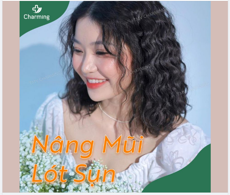 Trên tay hoa trắng tươi xinh. Nhưng hoa lại chẳng lung linh bằng nàng