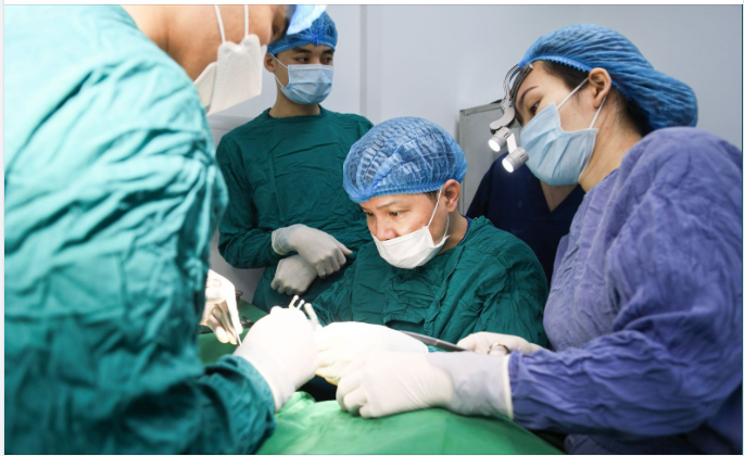 BS. TUẤN ANH TRỰC TIẾP THỰC HIỆN CA NÂNG NGỰC SIÊU NHÁM