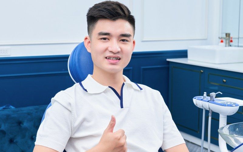 Khách hàng sau khi hoàn tất bước tái khám răng