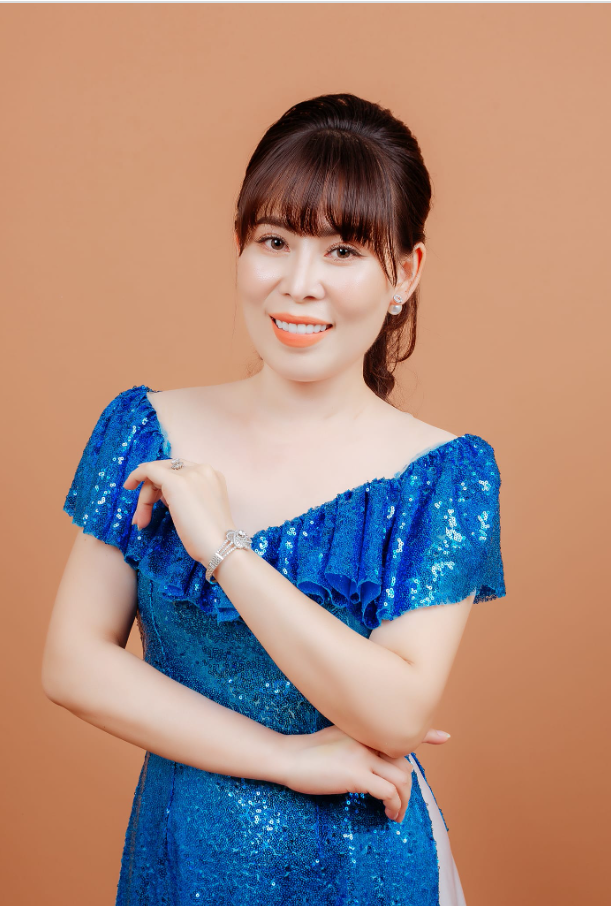CHỊ THU PHƯƠNG NGÀY CÀNG TỎA SÁNG SAU 4 NĂM THẨM MỸ RĂNG SỨ TẠI NHA KHOA GIA ĐÌNH