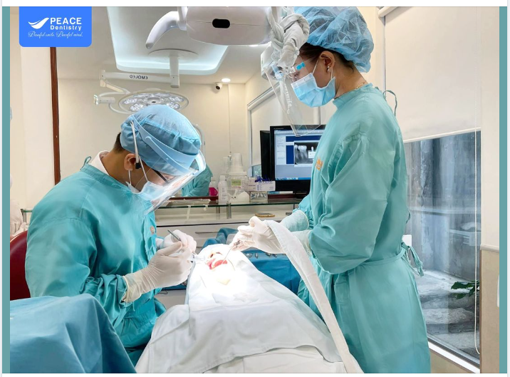TRỒNG RĂNG IMPLANT LÀ MỘT CA TIỂU PHẪU CÓ TÍNH AN TOÀN RẤT CAO VÀ NHẸ NHÀNG HƠN BẠN NGHĨ RẤT NHIỀU