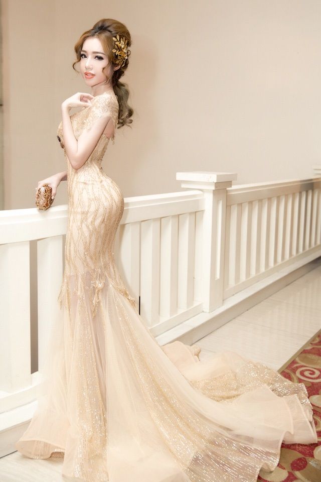 Elly Trần - Mỹ nhân có vòng 1 đẹp nhất nhì Việt Nam