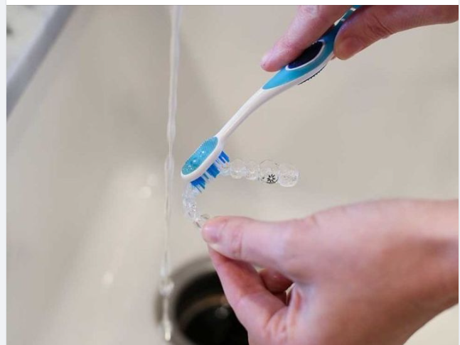 CÁCH VỆ SINH KHAY NIỀNG RĂNG TRONG SUỐT INVISALIGN?