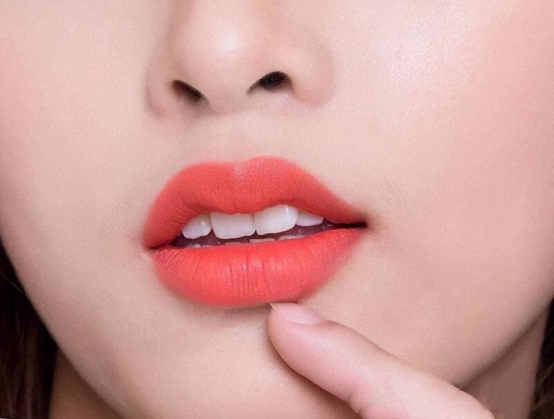 Phun môi màu cam đào sẽ giúp tôn da, trẻ trung gương mặt