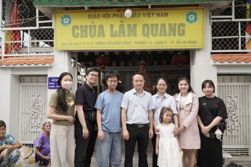 THS-BS NGUYỄN TIẾN HUY GHÉ THĂM CHÙA LÂM QUANG TRONG DỊP CUỐI NĂM