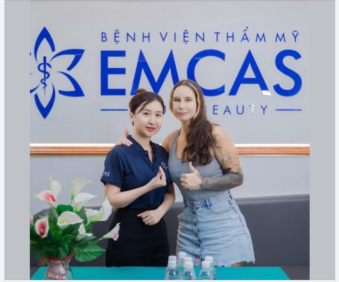 Khách hàng Alina đến EMCAS tái khám sau 6 ngày trước khi trở về Canada.