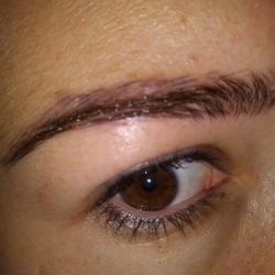 Mực xăm chuyển màu xanh sau khi điêu khắc chân mày