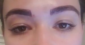 Lau bằng khăn ướt có làm chân mày sáng hơn sau điêu khắc không?