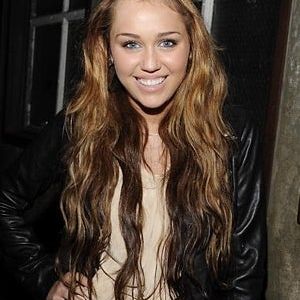 Cháu nên làm phẫu thuật gì để hạ đường chân tóc?