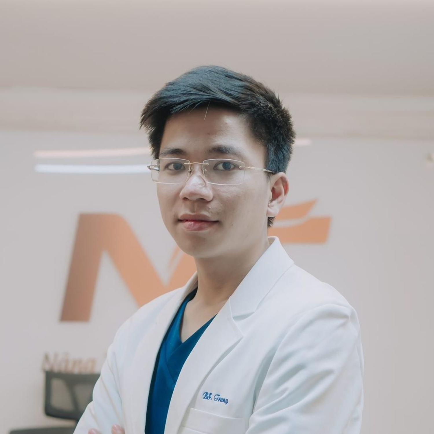 Phù thủy ngực bụng Dr Ngọc Trung: chuyên gia tạo hình đường nét Body