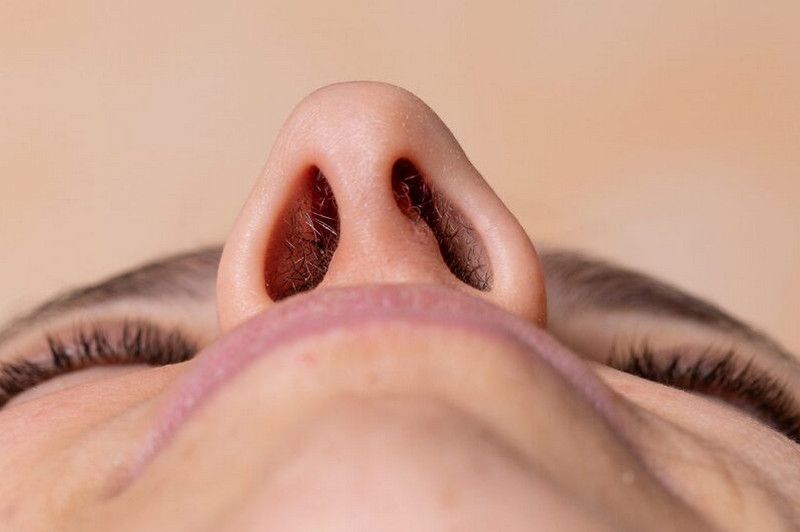 Lỗ mũi bên to bên nhỏ