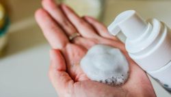 Tại Sao Nên Dùng 2 Loại Sữa Rửa Mặt?