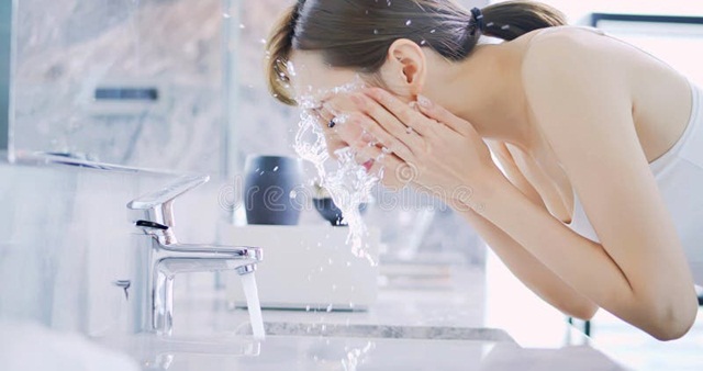 Nên Rửa Mặt Bằng Loại Nước Nào Là Tốt Nhất?