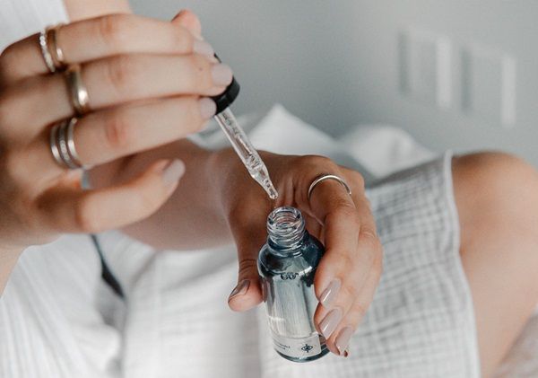 Có Nên Sử Dụng Serum Axit Hyaluronic Không?