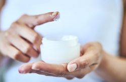 Tìm hiểu về các chất gây rối loạn nội tiết trong mỹ phẩm