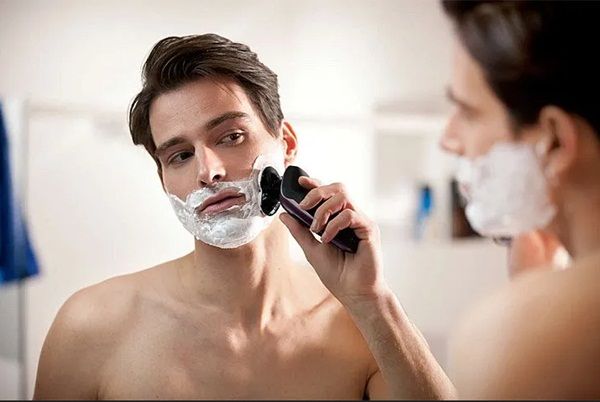 Nên rửa mặt trước hay sau khi cạo râu?