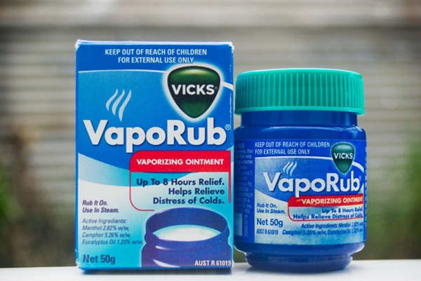 Dầu bôi giảm ho Vicks VapoRub có dùng được cho da mặt không?