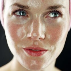 Cách giảm bóng nhờn trên da mặt